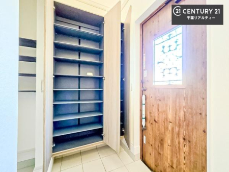 ���� �V���[�Y�{�b�N�X�t���Ȃ̂ŁA���ւ��Еt�����|�������₷���ł��I
�X�b�L���������ւŌ˂��J�����u�ԁA�������̂���S�n������Ԃ��o�}���Ă���܂��B