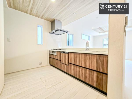 �L�b�`�� ��Ƃ肠�钲���X�y�[�X�ō�Ƃ����₷�����K�ȃL�b�`���ł��I
���q�l�ƈꏏ�ɂ��َq������y���߂�L�X�X�y�[�X�ł��B�y�����������ԂɂȂ肻���ł��ˁI