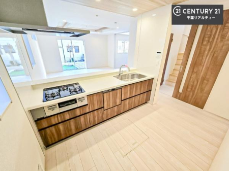 �L�b�`�� �H��@�t���̃L�b�`���ł��I�Z���������r��h�~�Ƃ��đ�ϊ��􂷂�֗��Ȏd�l�ł��I�r���g�C���Ȃ̂ŃL�b�`���̏ꏊ����炸�����X�y�[�X���L���g�����Ƃ��o���܂��I