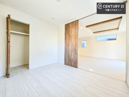 �q������ ���[�X�y�[�X�����Ă��܂��I�������X�b�L�����ڂ��鎖���ł��܂��ˁB
�Ƌ��I�΂Ȃ��V���v���ȃf�U�C���ׁ̈A�Ƌ��I�΂����C�ɓ���̋�ԍ�肪�ł������ł��ˁB