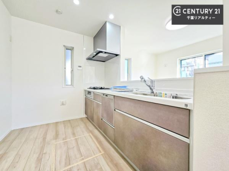 �L�b�`�� ��Ƃ肠�钲���X�y�[�X�ō�Ƃ����₷�����K�ȃL�b�`���ł��I
���q�l�ƈꏏ�ɂ��َq������y���߂�L�X�X�y�[�X�ł��B�y�����������ԂɂȂ肻���ł��ˁI