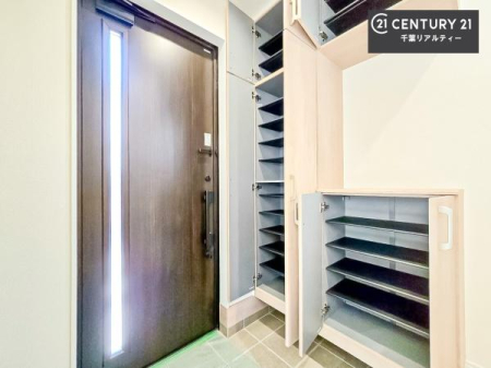 ���� �V���[�Y�{�b�N�X�t���Ȃ̂ŁA���ւ��Еt�����|�������₷���ł��I
�X�b�L���������ւŌ˂��J�����u�ԁA�������̂���S�n������Ԃ��o�}���Ă���܂��B