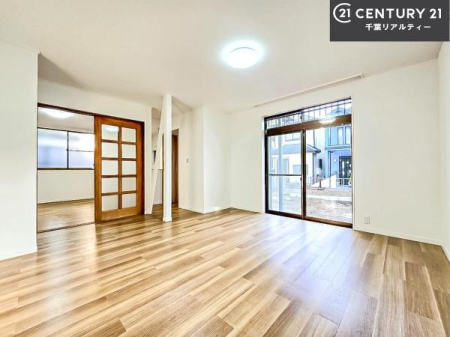 ���r���O ��؂ȉƑ����W�܂邩�炱��LDK�ɂ͂�����肽���B
�q�����������C�ɏ΂��Ȃ��瑖�����Ă���p�����������u�L���Ƃɂ��ėǂ������v�Ǝv���u�Ԃł��B