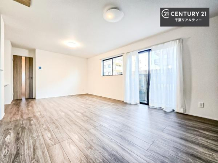 ���r���O �D�����z���܂肪���r���O����ł���ċ��S�n�̗ǂ���Ԃ����o���Ă���܂��I
���R�ƉƑ����W����b��������S�n�悢��ԁI