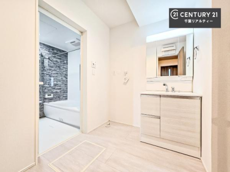 ���ʑ�E���ʏ� �O�ʋ��d�l�̐��ʏ��́A�g�����Ȃ݂����₷������I���͎��[�ɂȂ��Ă��܂��B�h���C���[�₨���ϓ����Еt������̂Ő��ʑ������X�b�L���ƌ����邱�Ƃ��o���܂��I