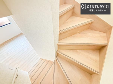 ���̑����� �K�i�́A���邭��������������ƌ�����̂œ����͊K�i�̏�艺�肪���S�I