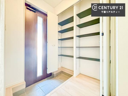 ���� �V���[�Y�{�b�N�X�t���Ȃ̂ŁA���ւ��Еt�����|�������₷���ł��I
�X�b�L���������ւŌ˂��J�����u�ԁA�������̂���S�n������Ԃ��o�}���Ă���܂��B