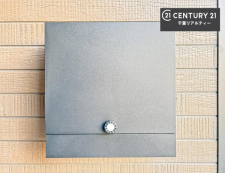 ���̑� �X�փ|�X�g��̌^�̑�z�{�b�N�X�t���ŕs�ݎ��ł��ו����󂯎��ĂƂ��Ă��֗��I
�Ƃɂ��Ȃ��Ⴂ���Ȃ��X�g���X����I�Ĕz�B�̎�Ԃ��Ȃ��܂��I