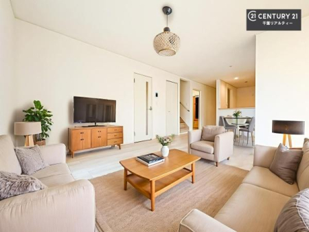 ���r���O �Ƌ��CG�p�[�X�ł��B�J�����̂���L�XLDK�I�\�t�@�[��_�C�j���O�e�[�u����u���Ă������ɂȂ�Ȃ��̂ŉ��K�ɉ߂����܂��I�R�~���j�P�[�V���������₷�����r���O�ł��I