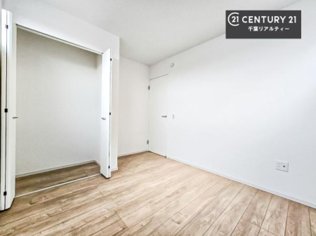 �q������ ���[�X�y�[�X���t���Ă���̂ŁA�}�ȗ��q���ł��U�炩��������������T�b�ƕЂÂ����đ�ϕ֗��ł��I�ǖʂ��L�X���Ă���̂ŁA�׋�����x�b�h�̒u����ɍ���܂���I