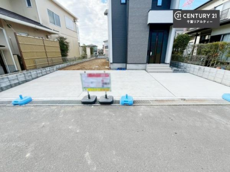 ���ԏ� �J�[�X�y�[�X2�䕪�����ŁA�Ԃ̑䐔���C�ɂ������K�ɕ�点�܂��B��₨�o�����̕����L����A����̗��֐��������ƌ��サ�܂��B