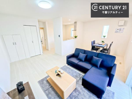 ���r���O �����������F�����œ��ꂳ�ꂽ���r���O�́A�O�̌�����Y�ꂳ���Ă���鉸�₩�ȋ�ԁB���炩�Ȍ����������݁A�Ƒ��ŉ߂������Ԃ��A��l�ł��낮�ЂƂƂ����A���R�ƐS���قǂ��Ă����܂��B