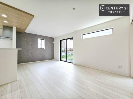 ���r���O �S�n�ǂ����r���O�͉Ƒ������R�ƏW�܂�܂��B�Ƒ��c�R�̎��Ԃ����������ł��B���Ƒ��ƁA����w�[���������Ԃ��߂��������ł��ˁB