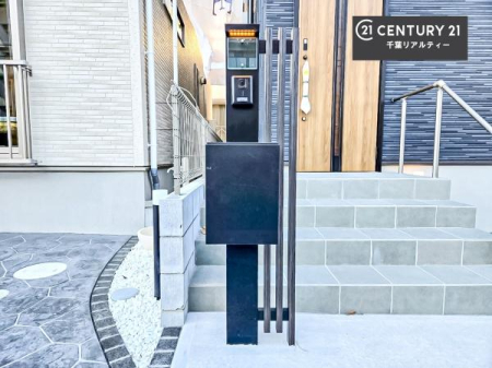 ���̑� �X�փ|�X�g��̌^�̑�z�{�b�N�X�t���ŕs�ݎ��ł��ו����󂯎��ĂƂ��Ă��֗��I
�Ƃɂ��Ȃ��Ⴂ���Ȃ��X�g���X����I�Ĕz�B�̎�Ԃ��Ȃ��܂��I