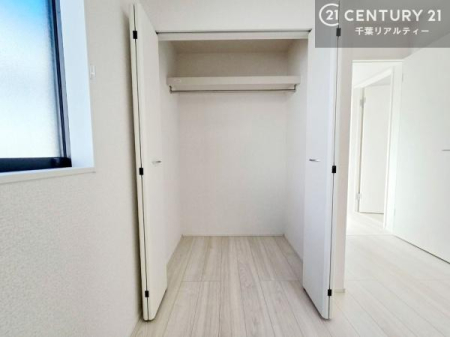 ���[ �S�����Ɏ��[�X�y�[�X��݂��A�ߗނ�G�ߕ��A��̃A�C�e���܂ł�������Ǝ��܂�݌v�B�e�������ƂɎ��[���m�ۂ��邱�ƂŁA���Z��Ԃ��L���g���A��������Ƃ�����炵���������܂��B