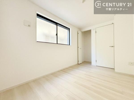 ���[ �P�K�ɂ͔[�˂�����܂��B�[�˂͎��[�����łȂ��A��̓���⏑�ނ̐����ɂ��œK�B�g��������Ő����������X���[�Y�ɂ���֗��ȋ�Ԃł��B