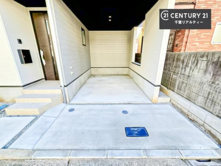 ���ԏ� �r���g�C���K���[�W�t���ŉJ�̓������S�B���Ԃ����Ȃ���A�ƂƎԂ̓������X���[�Y�Ɏg���܂��B