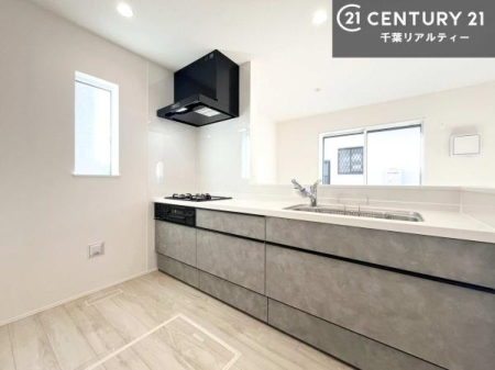 �L�b�`�� ��l�C�̑Ζʎ��V�X�e���L�b�`�����̗p���Ă��܂��I���Ƒ��̃R�~���j�P�[�V���������R�Ƒ�����݌v�ł��B
���q�l�ɂ��ڂ��͂��̂Ŋ������ł��ˁB�L�X�g���ĉ��K�ɍ�Ƃ��i�݂܂��B