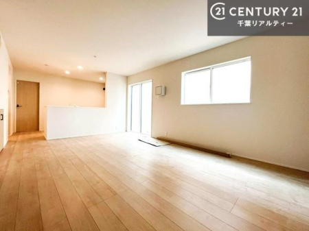 ���r���O �傫�ȑ����炽���Ղ�̗z���������閾�邢���r���O�B�J�����̂��郊�r���O�ŉƑ��c���̂��났�̎��Ԃ��߂����܂��B