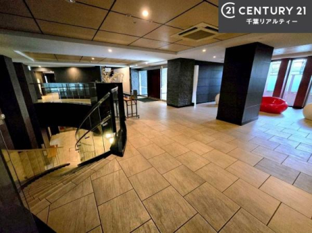 ���r�[ ���r�[�͖��邭�J���������ς��ł��B����������������āA�o�}���Ă���܂��B
