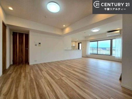 ���r���O �傫�ȑ����炽���Ղ�̗z���������閾�邢���r���O�B�J�����̂��郊�r���O�ŉƑ��c���̂��났�̎��Ԃ��߂����܂��B