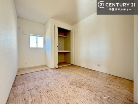 �a�� ��̍��肪�S�n�悭�A�q�Ԃ₨�q���܂̗V�я�A���Q�X�y�[�X�ȂǑ��ړI�ɂ��g�����������܂��B
���r���O�ɗאڂ��Ă��邽�߁A�����˂��J����΍L�X�Ƃ�����̊��̂����ԂɁA�߂�Ό��Ƃ��Ă����p�\�B