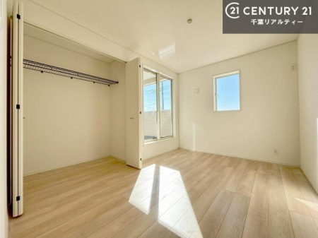 �m�� �S�����Ɏ��[�X�y�[�X������Ă���A�ߗނ�G�ߕ��A���p�i�܂ł�������Ǝ��܂�܂��B�e�������ƂɎ��[�����邽�߁A������Ԃ���������ƕۂ��₷���A�Ƌ�̔z�u�����₷���Ԏ��ł��I