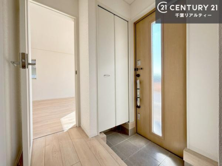 ���� �V���[�Y�{�b�N�X�t���Ȃ̂ŁA���ւ��Еt�����|�������₷���ł��I
�X�b�L���������ւŌ˂��J�����u�ԁA�������̂���S�n������Ԃ��o�}���Ă���܂��B
