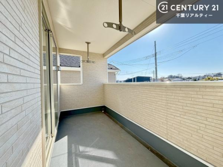 �o���R�j�[ �������Ղ�ǂŃv���C�o�V�[�ɔz�����ꂽ�v���C�x�[�g�o���R�j�[�B�`�F�A��O���[����z�u���āA�x���͉Ƒ��ł̂�т�o���R�j�[���Ԃ��y���߂܂��I