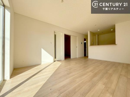 ���r���O �傫�ȑ����炽���Ղ�̗z���������閾�邢���r���O�B�J�����̂��郊�r���O�ŉƑ��c���̂��났�̎��Ԃ��߂����܂��B