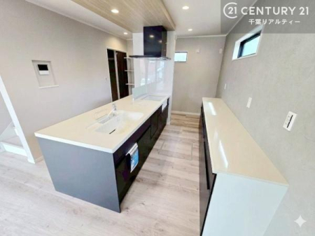 �L�b�`�� �J�������ӂ��A�C�����h�L�b�`�����̗p�B�w�ʂɂ̓J�b�v�{�[�h������A�H��⒲���Ɠd������������[�B�g������ƃf�U�C���������˔������A�����̉Ǝ������K�ɂȂ�L�b�`���ł��B