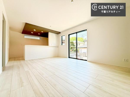 ���r���O �傫�ȑ����炽���Ղ�̗z���������閾�邢���r���O�B�J�����̂��郊�r���O�ŉƑ��c���̂��났�̎��Ԃ��߂����܂��I