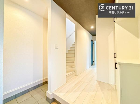 ���� �V���[�Y�{�b�N�X�t���B���ւ��Еt�����|�������₷���ł��I
�X�b�L���������ւŌ˂��J�����u�ԁA�������̂���S�n������Ԃ��o�}���Ă���܂��B