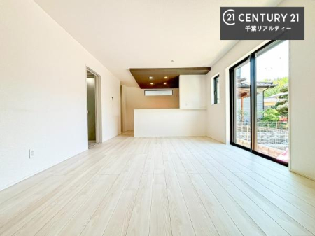 ���r���O �J�����̂���L�XLDK�I�\�t�@�[��_�C�j���O�e�[�u����u���Ă������ɂȂ�Ȃ��̂ŉ��K�ɉ߂����܂��I�R�~���j�P�[�V���������₷�����r���O�ł��B