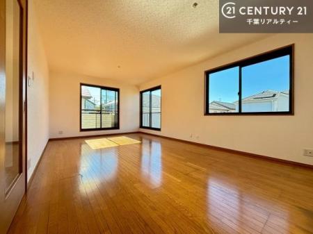 ���r���O �傫�ȑ����炽���Ղ�̗z���������閾�邢���r���O�B�J�����̂��郊�r���O�ŉƑ��c���̂��났�̎��Ԃ��߂����܂��B