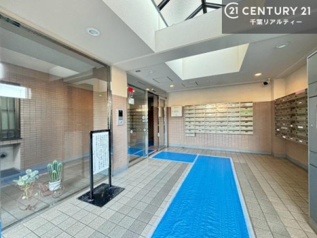 �G���g�����X �G���g�����X�̓I�[�g���b�N���̗p�I���K�҂���������m�F�ł��A�h�Ɩʂɂ��z�����ꂽ���S�̃}���V�����ł��B
�����̕�炵�ɁA�S�����Z�L�����e�B������Ă��܂��I