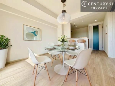 ���r���O �Ƌ��CG�p�[�X�ł��B�J�����̂���L�XLDK�I�\�t�@�[��_�C�j���O�e�[�u����u���Ă������ɂȂ�Ȃ��̂ŉ��K�ɉ߂����܂��I�R�~���j�P�[�V���������₷�����r���O�ł��I