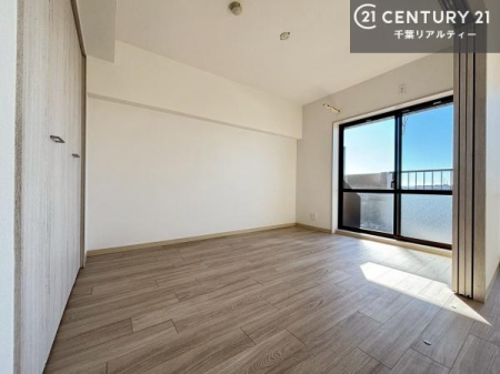 �m�� ���r���O�ɗאڂ����m���͉Ƒ��̃��C�t�X�^�C���ɍ��킹�ď_��Ɏg����֗��ȋ�ԁB�����J����΃��r���O�ƈ�̊��̂���L�X�Ƃ�����ԂɁA�߂�Η��q�p�̌��⃏�[�N�X�y�[�X�A�L�b�Y���[���Ƃ��Ă����􂵂܂��B