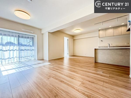 ���r���O �傫�ȑ����炽���Ղ�̗z���������閾�邢���r���O�B�J�����̂��郊�r���O�ŉƑ��c���̂��났�̎��Ԃ��߂����܂��B