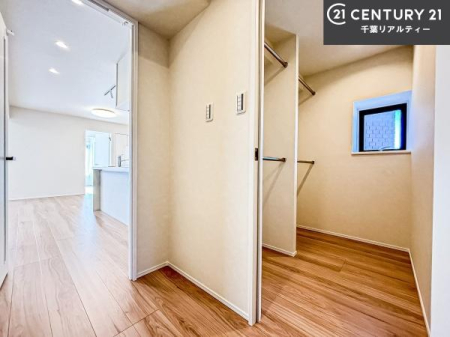 ���[ �E�H�[�N�C���N���[�[�b�g�t���ł��B��������̂��m���Ȃǂ����[���Ă��������ł��ˁI���ɂ���@�������ȂǋG�ߕ��̑傫�ȉƓd�����[�ł��܂��B