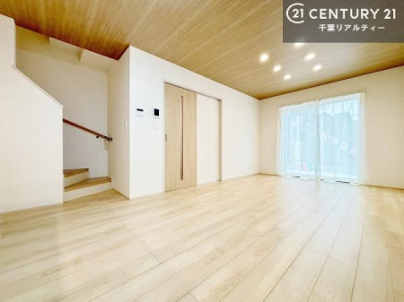 ���r���O �傫�ȑ����炽���Ղ�̗z���������閾�邢���r���O�B�J�����̂��郊�r���O�ŉƑ��c���̂��났�̎��Ԃ��߂����܂��B