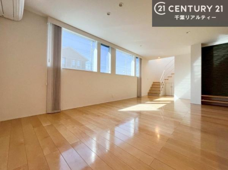 ���r���O �傫�ȑ����炽���Ղ�̗z���������閾�邢���r���O�B�J�����̂��郊�r���O�ŉƑ��c���̂��났�̎��Ԃ��߂����܂��B