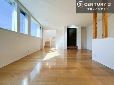 ���r���O �傫�ȑ����炽���Ղ�̗z���������閾�邢���r���O�B�J�����̂��郊�r���O�ŉƑ��c���̂��났�̎��Ԃ��߂����܂��B