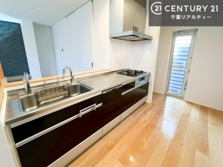 �L�b�`�� ��l�C�̑Ζʎ��V�X�e���L�b�`�����̗p���Ă��܂��I���Ƒ��̃R�~���j�P�[�V���������R�Ƒ�����݌v�ł��B
���q�l�ɂ��ڂ��͂��̂Ŋ������ł��ˁI�L�X�g���ĉ��K�ɍ�Ƃ��i�݂܂��B