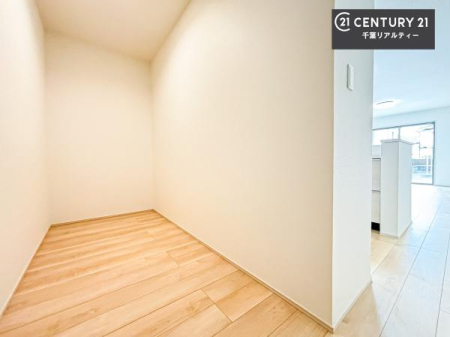 ���[ �p���g���[�t���I���Ă�������A�H�ނ̃X�g�b�N�͂������A�傫�ȉו����X�b�L�����ڂ��邱�Ƃ��ł��܂��I
���񌻒n�ł��m���߂��������B