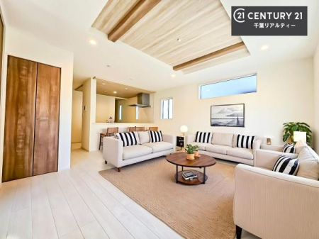 ���r���O �Ƌ��CG�p�[�X�ł��B��؂ȉƑ����W�܂邩�炱��LDK�ɂ͂�����肽���B
�q�����������C�ɏ΂��Ȃ��瑖�����Ă���p�����������u�L���Ƃɂ��ėǂ������v�Ǝv���u�Ԃł��B