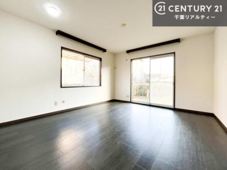 ���r���O �傫�ȑ����炽���Ղ�̗z���������閾�邢���r���O�B�J�����̂��郊�r���O�ŉƑ��c���̂��났�̎��Ԃ��߂����܂��B