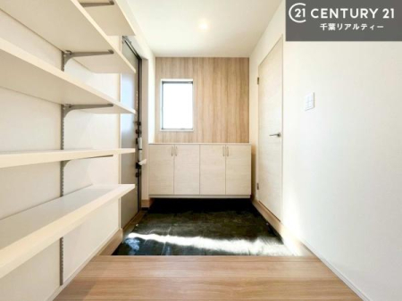 ���� �V���[�Y�{�b�N�X�t���Ȃ̂ŁA���ւ��Еt�����|�������₷���ł��I
�X�b�L���������ւŌ˂��J�����u�ԁA�������̂���S�n������Ԃ��o�}���Ă���܂��B