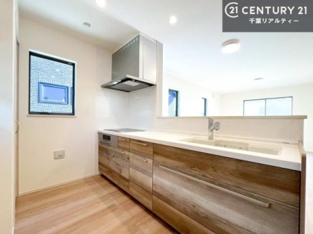 �L�b�`�� ��l�C�̑Ζʎ��V�X�e���L�b�`�����̗p���Ă��܂��I���Ƒ��̃R�~���j�P�[�V���������R�Ƒ�����݌v�ł��B
���q�l�ɂ��ڂ��͂��̂Ŋ������ł��ˁI�L�X�g���ĉ��K�ɍ�Ƃ��i�݂܂��B