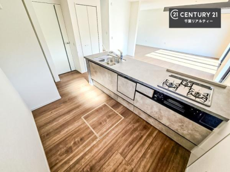 �L�b�`�� ��l�C�̑Ζʎ��V�X�e���L�b�`�����̗p���Ă��܂��I���Ƒ��̃R�~���j�P�[�V���������R�Ƒ�����݌v�ł��B
���q�l�ɂ��ڂ��͂��̂Ŋ������ł��ˁB�L�X�g���ĉ��K�ɍ�Ƃ��i�݂܂��B